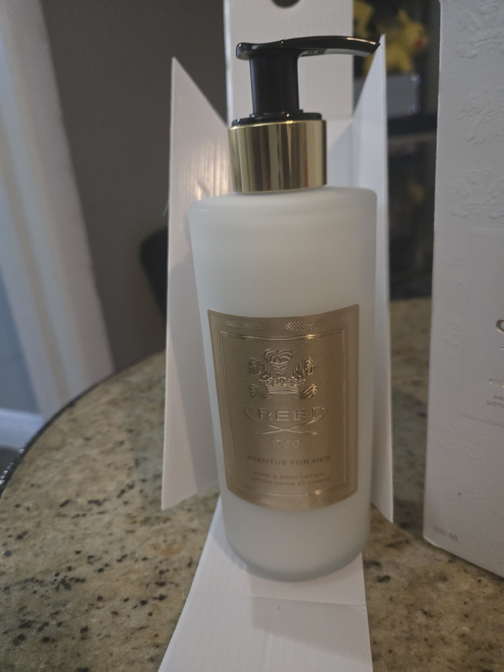 Creed Aventus for Her Hand & Body Lotion - White & Gold - Picture 4 of 4